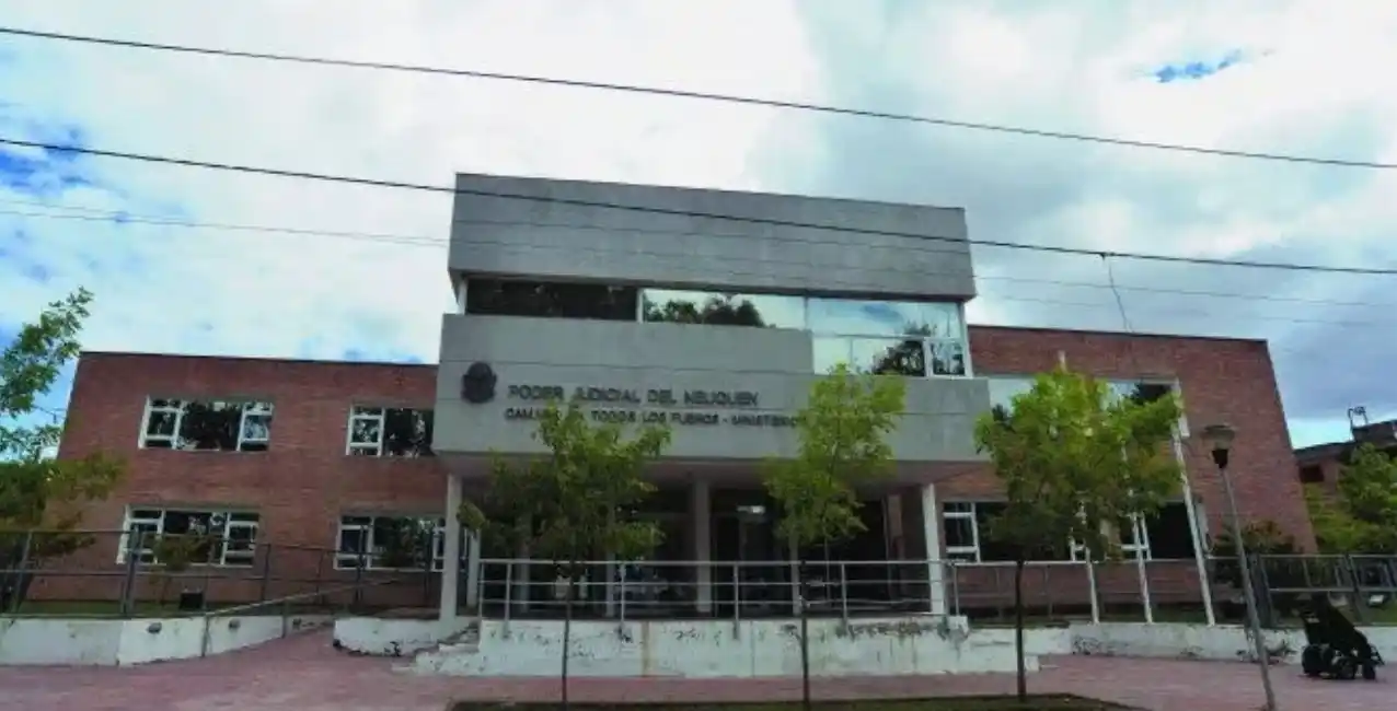 Pateó la puerta de la casa y lo asesinó a puñaladas a su inquilino