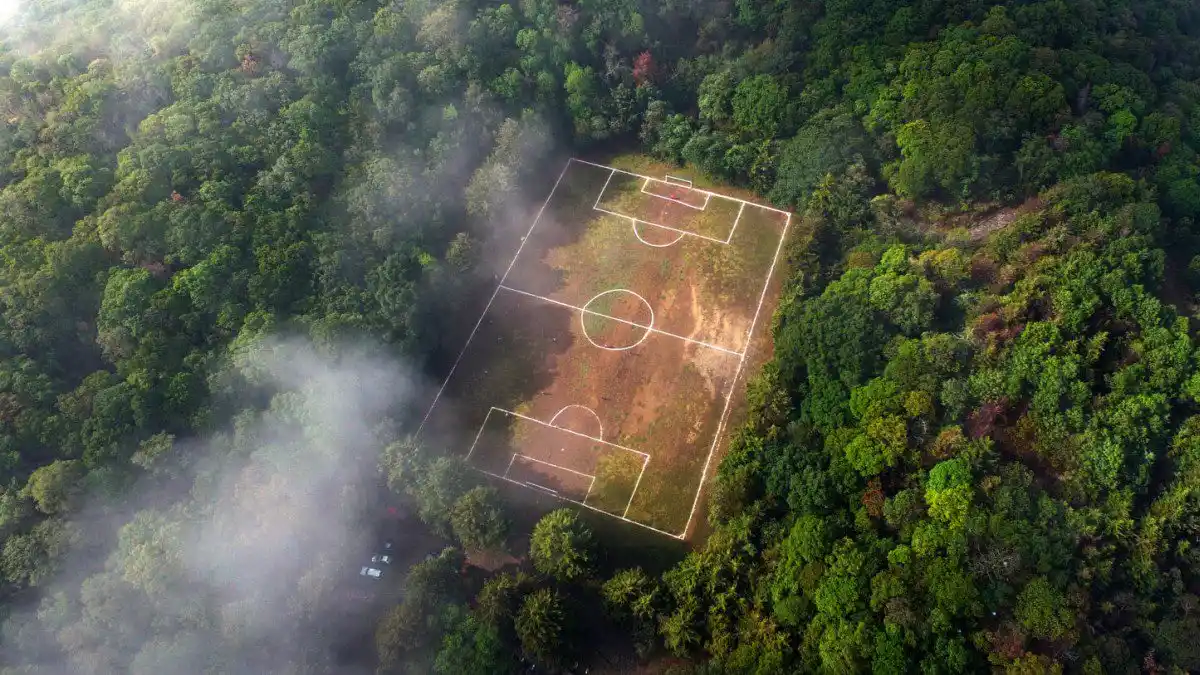 La peculiar cancha de fútbol sobre el cráter de un volcán que se hizo viral (IMÁGENES)
