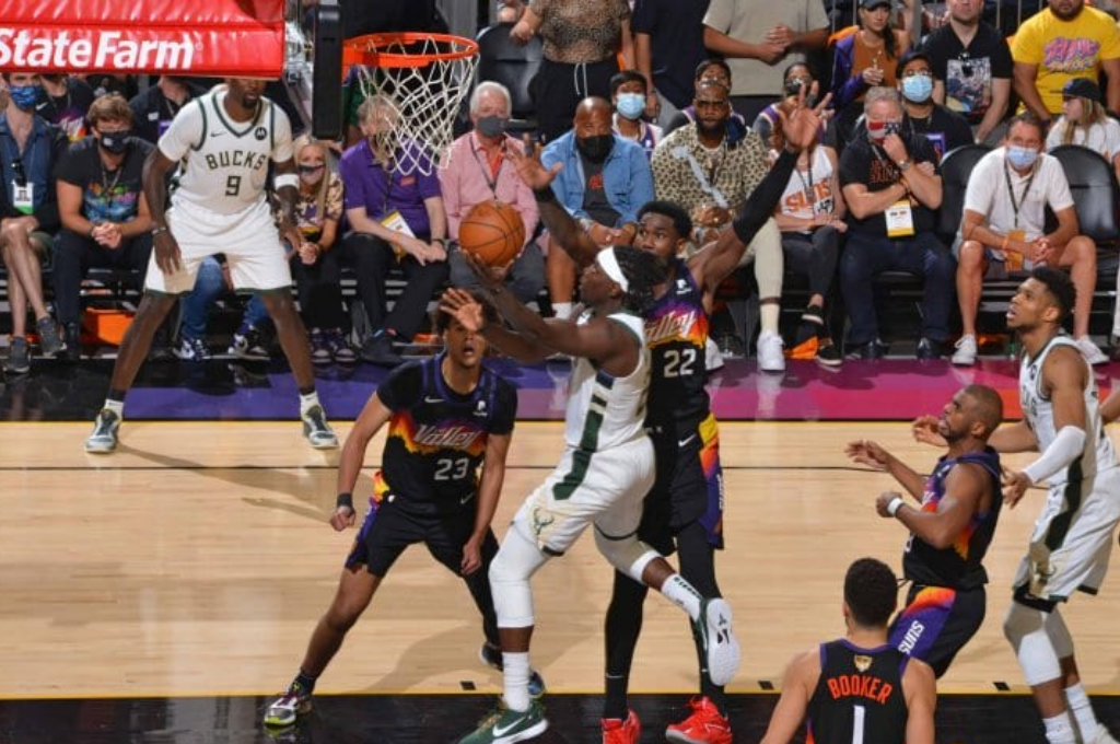 Milwaukee va por el titulo de la NBA ante Phoenix