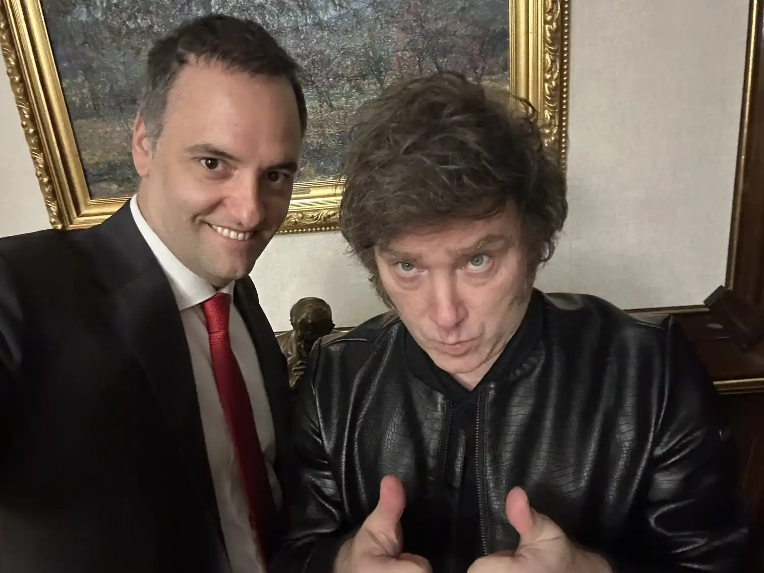 Javier Milei junto a Manuel Adorni, en el centro de la escena tras la prórroga en la presentación de declaraciones juradas.