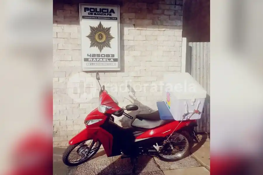 Abandonada y con la llave puesta, encontraron una moto con caja de delivery