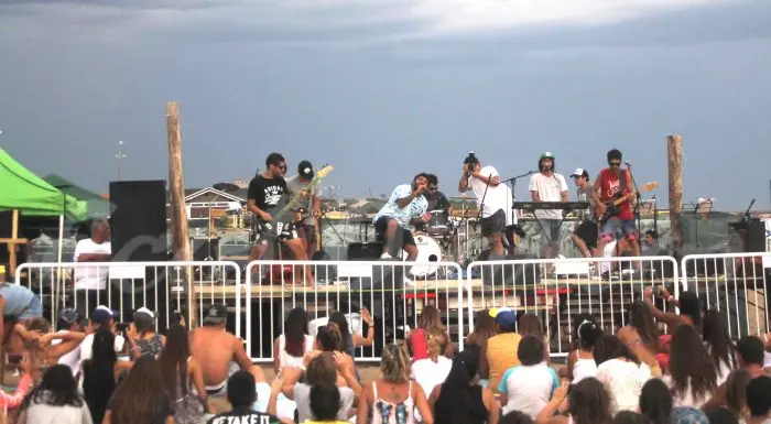 Bandas musicales en la arena