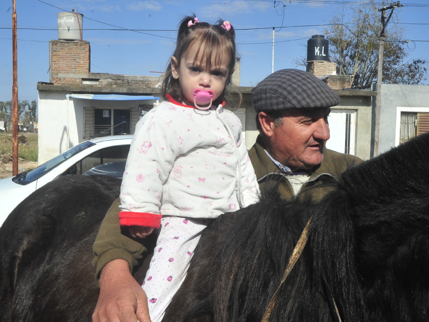 Ramón el “abuelo” que consigue la leche de yegua para que Isabella pueda crecer