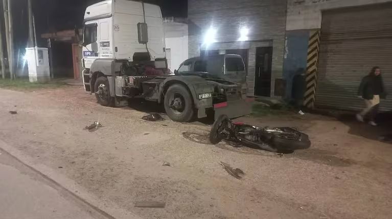 Un automovilista en La Plata cruzó la avenida justo cuando la moto pasaba y el conductor no logró maniobrar para evitar el choque.
