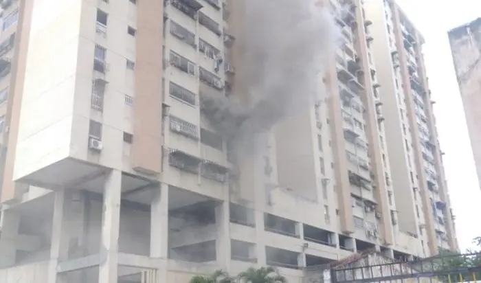 ¡MARACAY! Bomberos rescatan de las llamas a cuatro niños atrapados en un apartamento