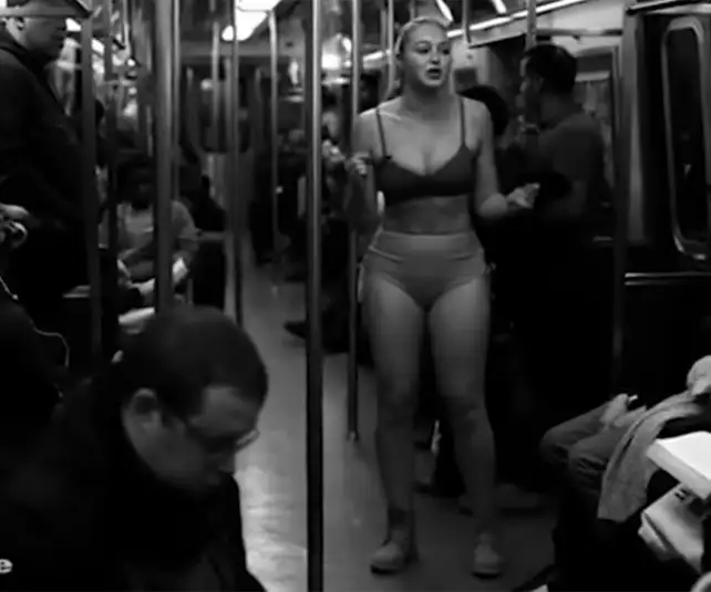 Una modelo se desnuda en el subte para reivindicar las curvas de su cuerpo
