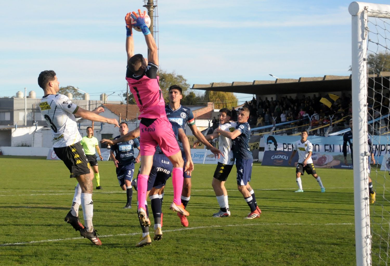 Santamarina fue goleado el sábado por Independiente Rivadavia.