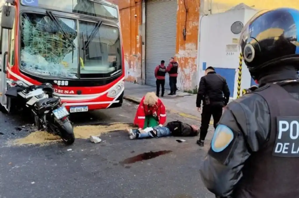 El herido fue trasladado al Hospital Santojanni con múltiples traumatismos.