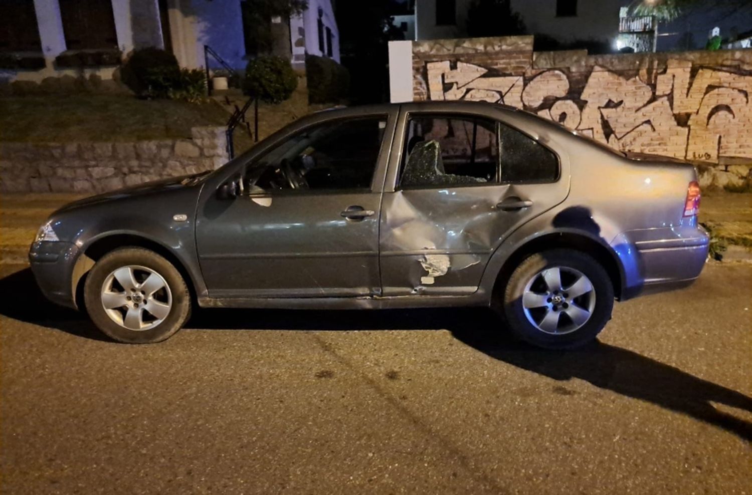 Fuerte impacto entre auto y moto: trasladan a un hombre al HIGA