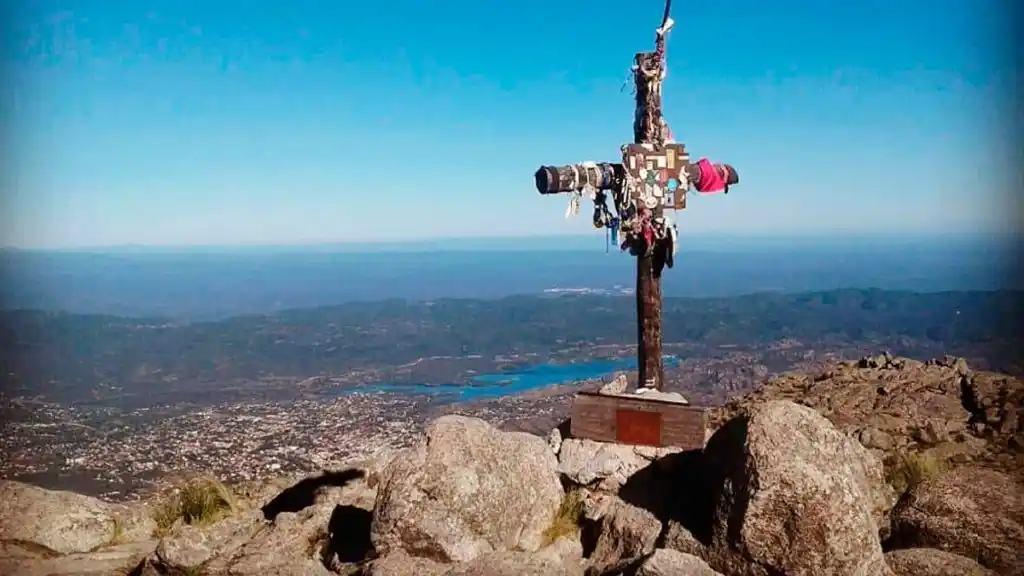 Por una deuda millonaria, clausuraron el acceso al cerro Uritorco