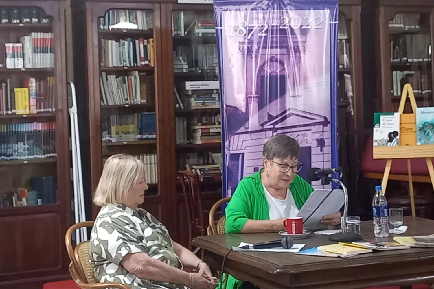 María Teresa Andruetto junto a  Mirta Mantovani en la Biblioteca Popular