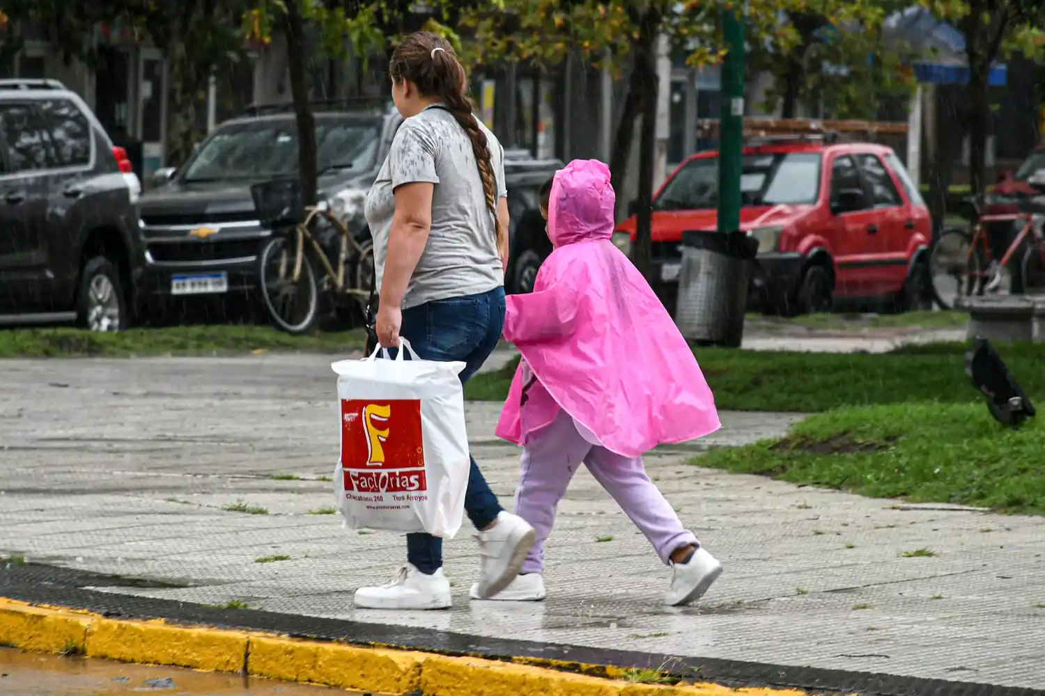 Comenzaron las clases, pasados por agua (Imágenes)