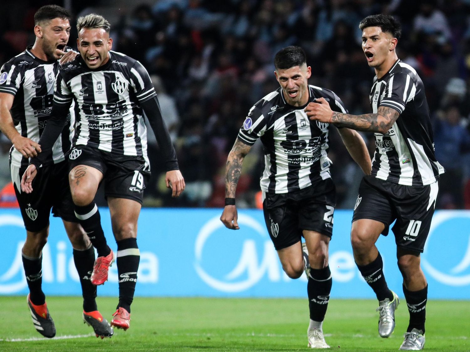 El Ferroviario venció 1 a 0 a Lanús. Foto:@cacc_sde