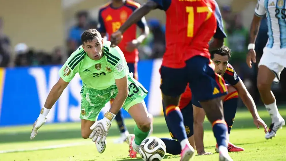 El Dibu Martínez, el mejor de la Selección que permitió estirar la ilusión