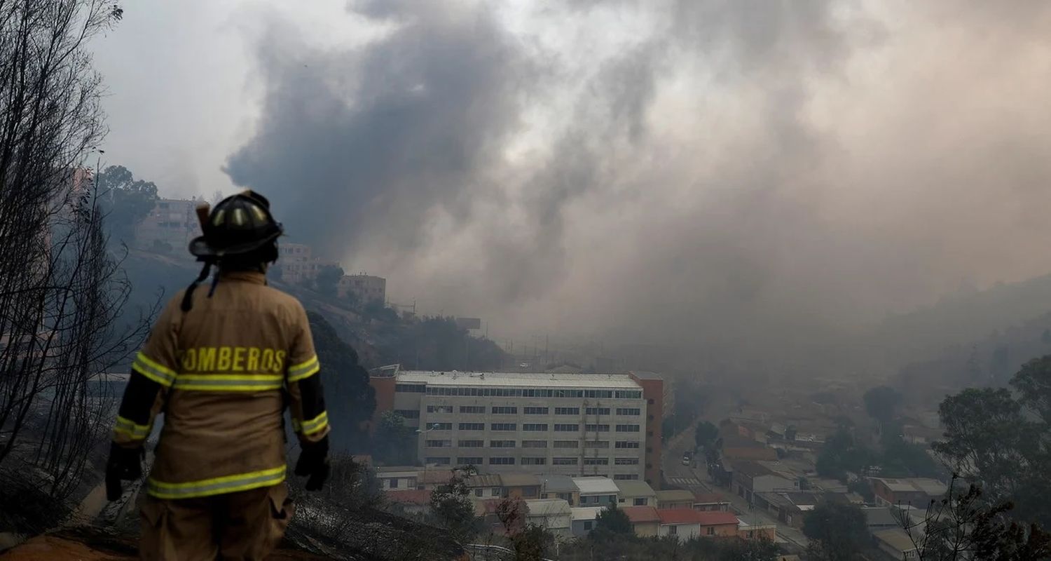 Los bomberos trabajan para controlar un incendio forestal en la región de Valparaíso, Chile. Créditos: Reuters