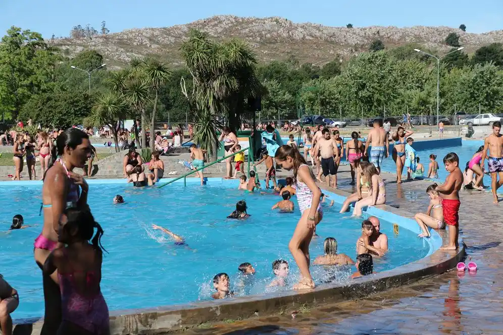 Cientos de  personas disfrutaron del sol y las piletas 