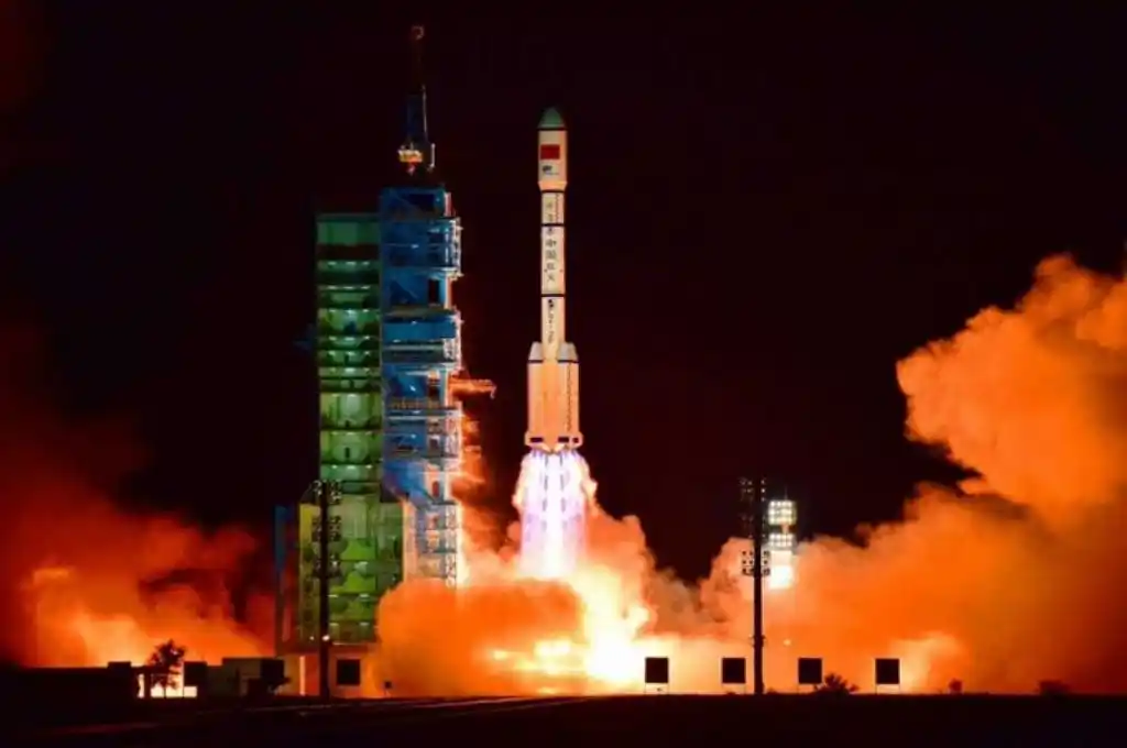 China anuncia que sus tres astronautas ya están en la estación espacial