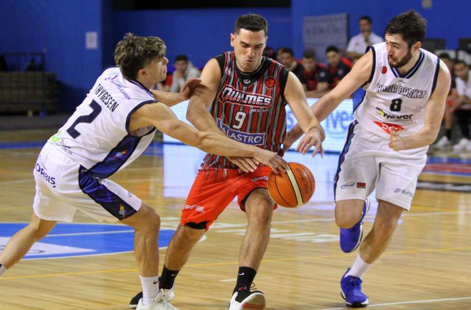 Quilmes cayó en el Polideportivo y quedó al borde de la eliminación