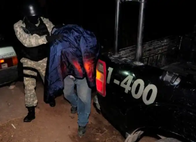 Imperdonable: una pareja ató, encerró y amordazó a su hijo como un perro 