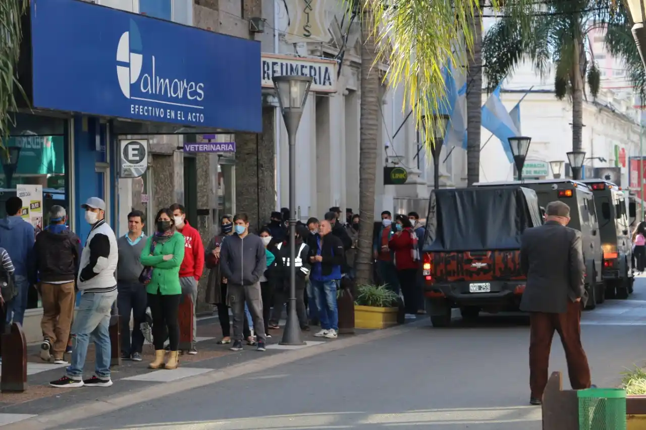 Un sujeto de 30 años quiso asaltar a una mujer dentro de un banco