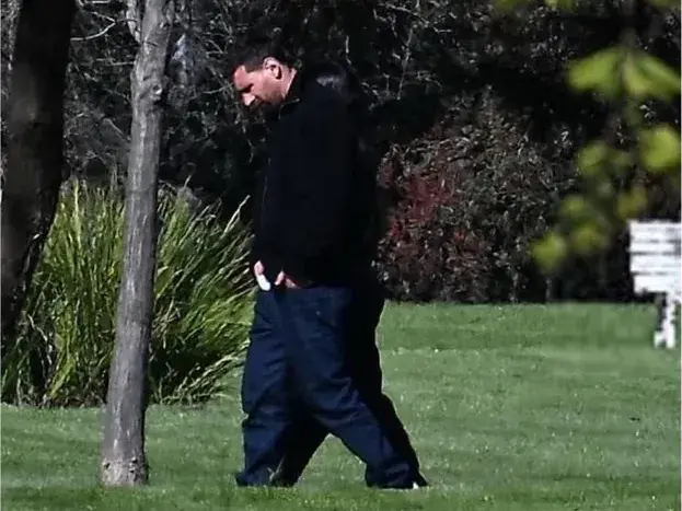 Con mucho dolor y en privado, Leo Messi le dio el último adiós a su papá Jorge .