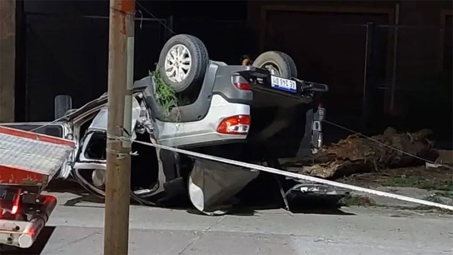 Murieron tres adolescentes en un choque fatal contra un árbol y poste de luz: fueron identificados