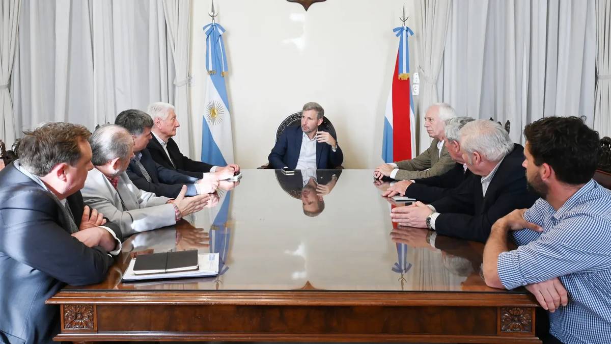 Frigerio recibió a representantes de CRA y Farer para analizar la situación de los caminos rurales