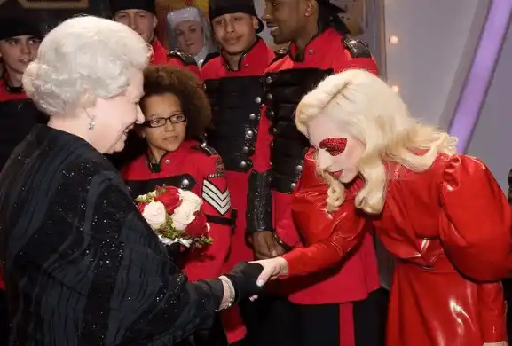 La reina Isabel con Lady Gaga. Fotos Twitter