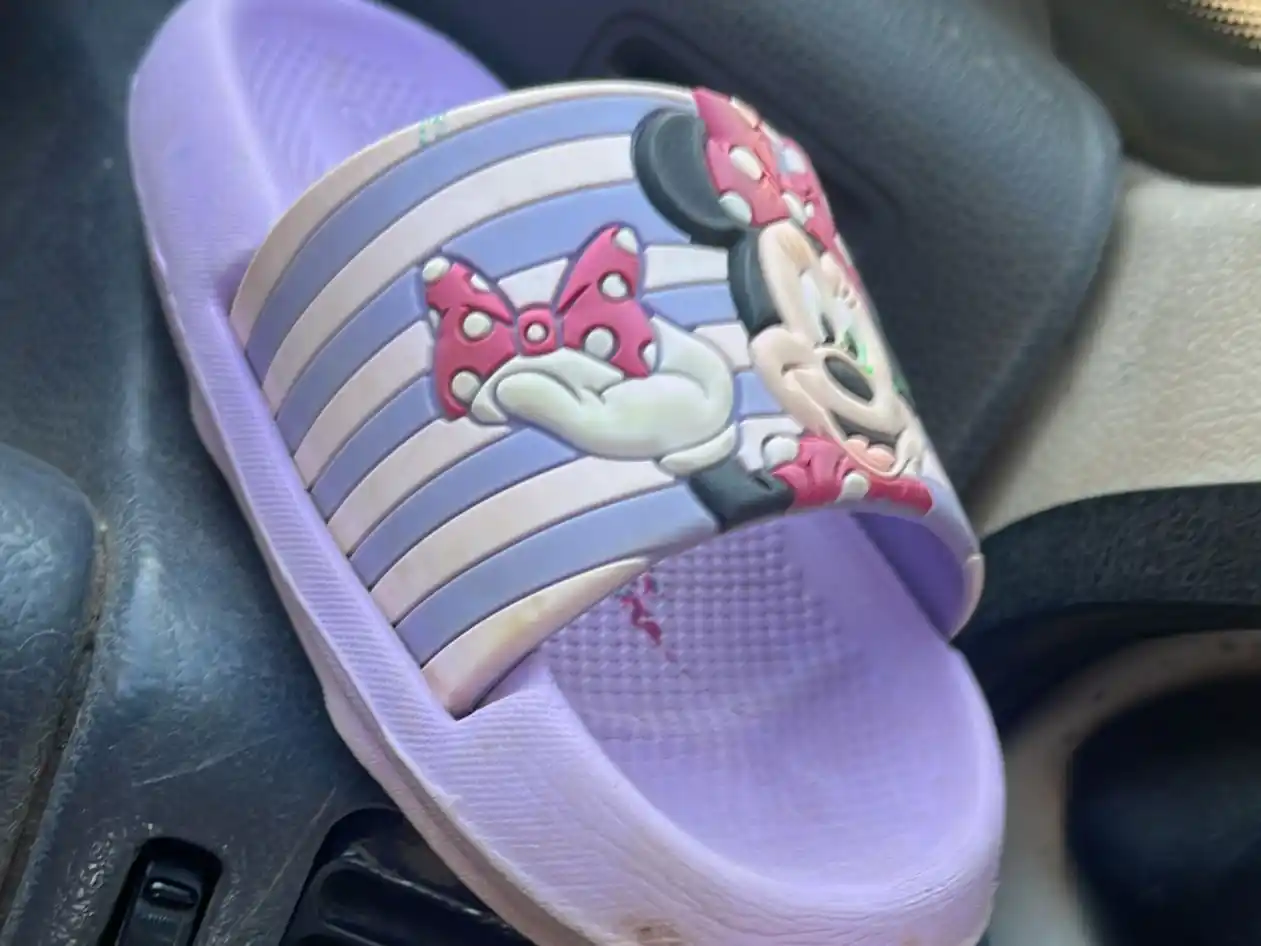 Encontraron esta chancla en la bajada de 11 de Septiembre