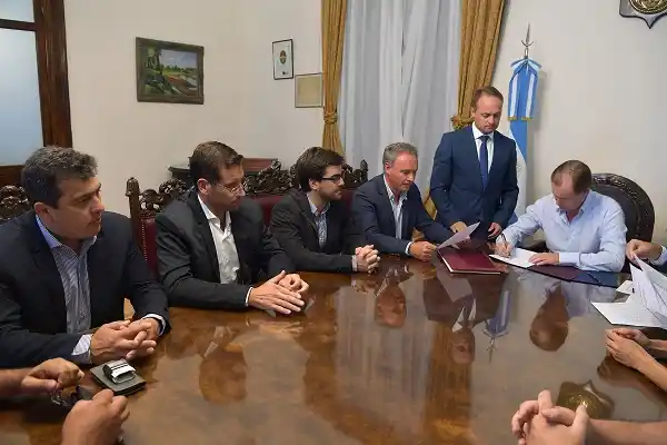 El Gobernador firmó créditos por más de 44 millones de pesos para obras 