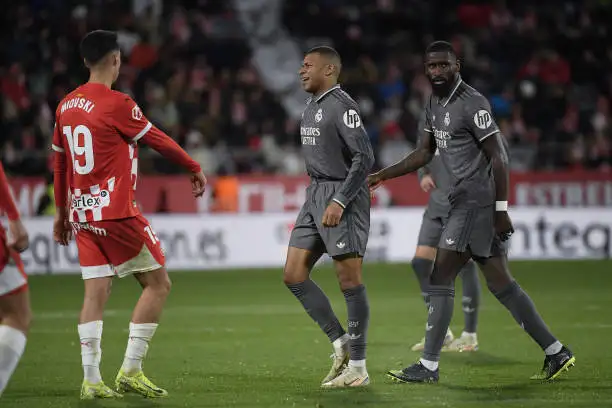 Real Madrid goleó y se acercó al líder, Barcelona