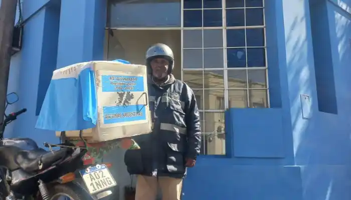 Jorge Villareal tiene 69 años y trabaja como mensajero en la ciudad.