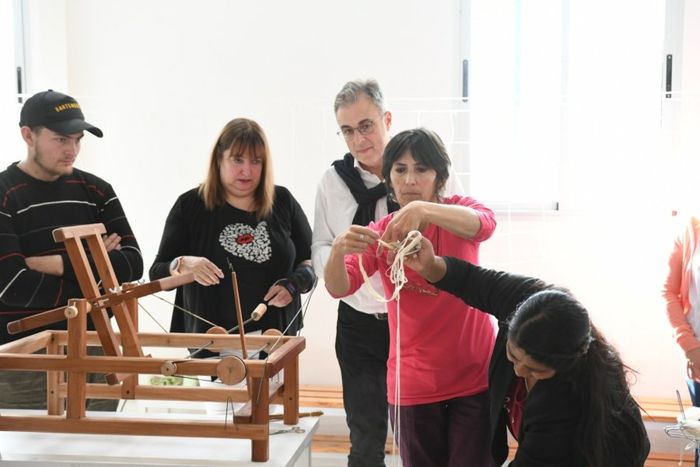 “Mujeres de seda” y el Centro Municipal de Capacitación en Oficios, trabajan de manera conjunta y coordinada,  para concretar un proceso que lleve al suministro de herramientas que agilicen la obtención de la seda.