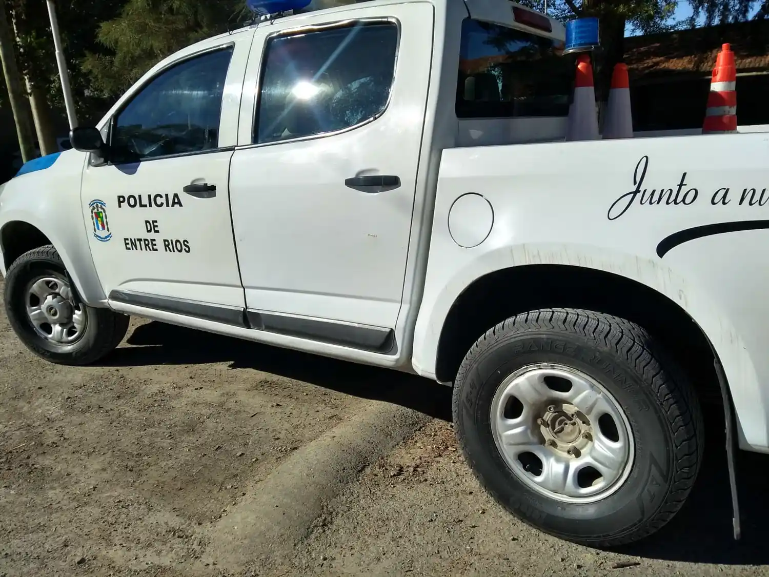 Con lo recaudado compraron cuatro cubiertas para el patrullero