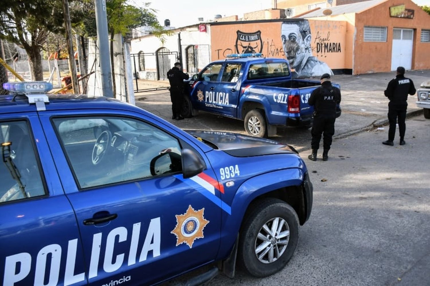 La Policía intervino tras la vandalización del mural de Di María.