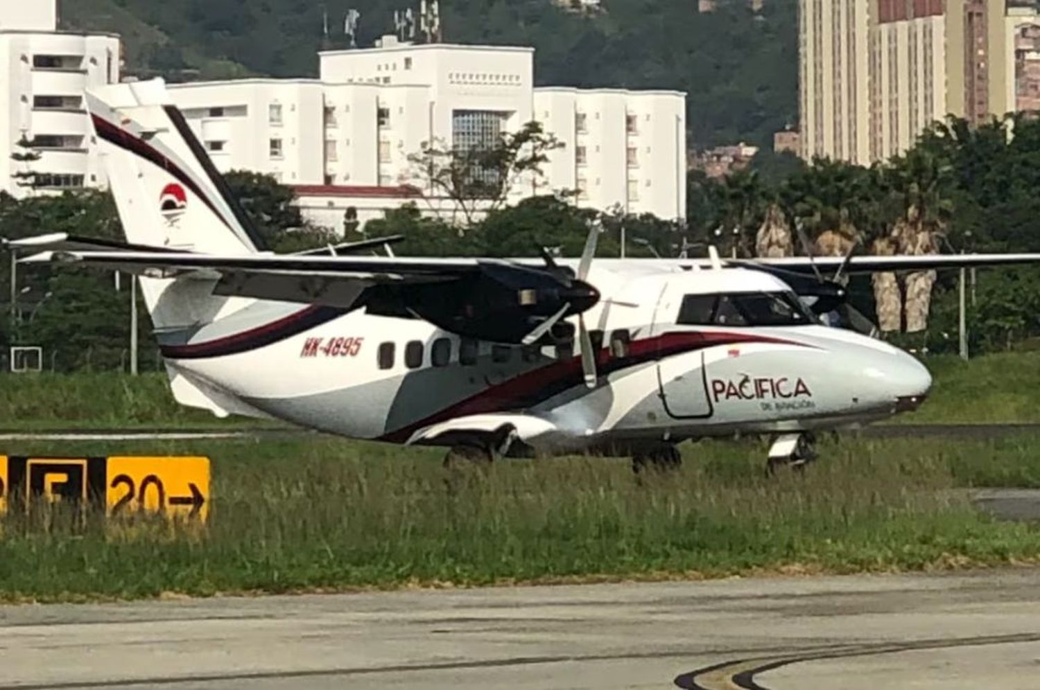 La avioneta, de la compañía aérea Pacífica, perdió contacto con la torre de control. (Foto: Threads/@colombiaalaire)