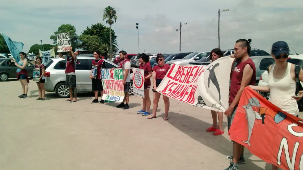 Protestaron frente a Mundo Marino por el fin de los shows con animales