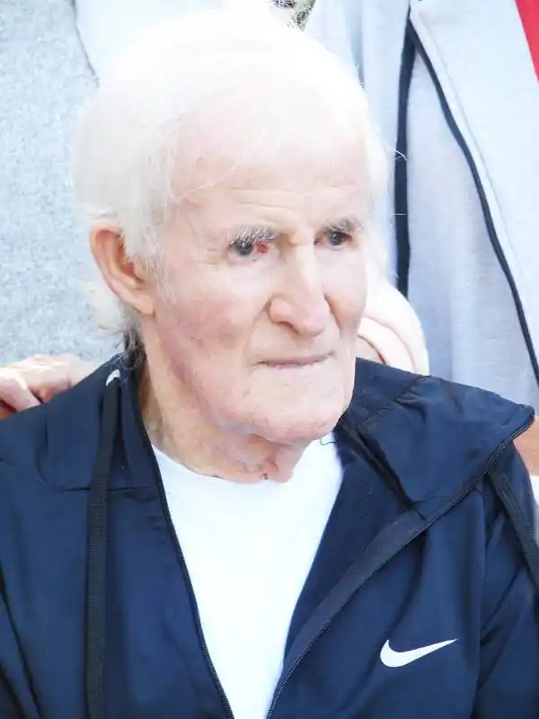 AQUELLA CABEZA BLANCA