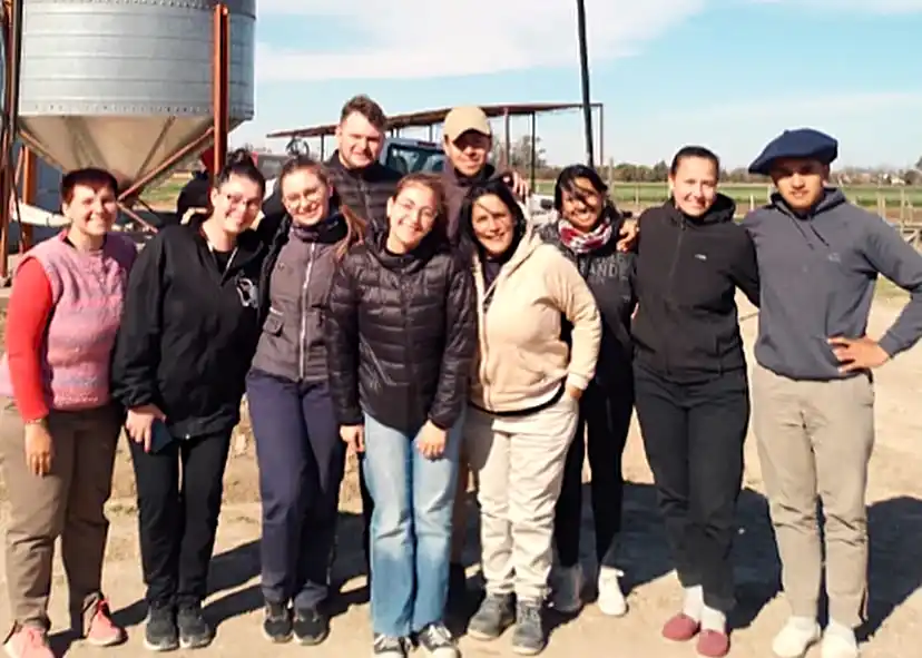 Estudiantes de Veterinaria de la UCSF llevan adelante la crianza artificial de terneros en el Centro de Desarrollo Rural.