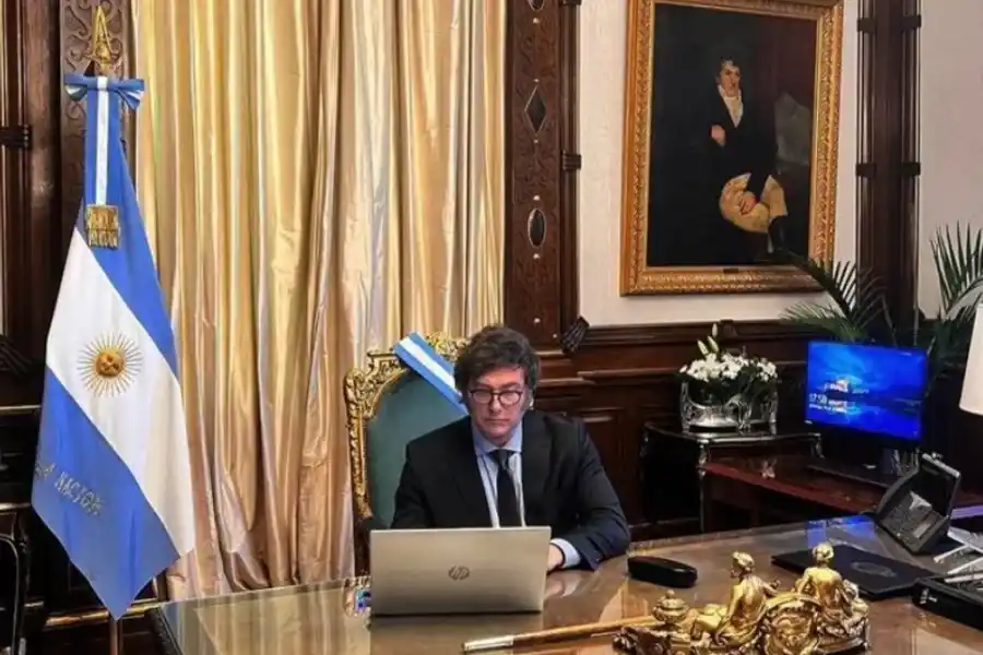 Milei sigue el debate del DNU en el Senado desde Casa Rosada