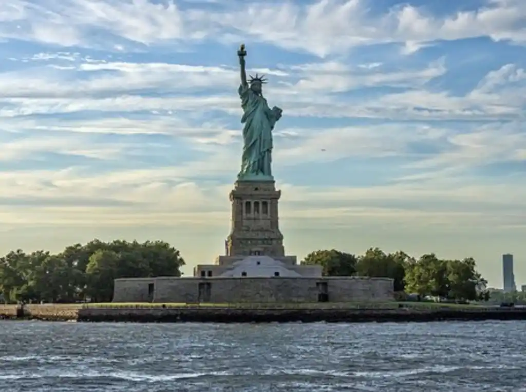Político frances quiere que la Estatua de la Libertad vuelva a Francia