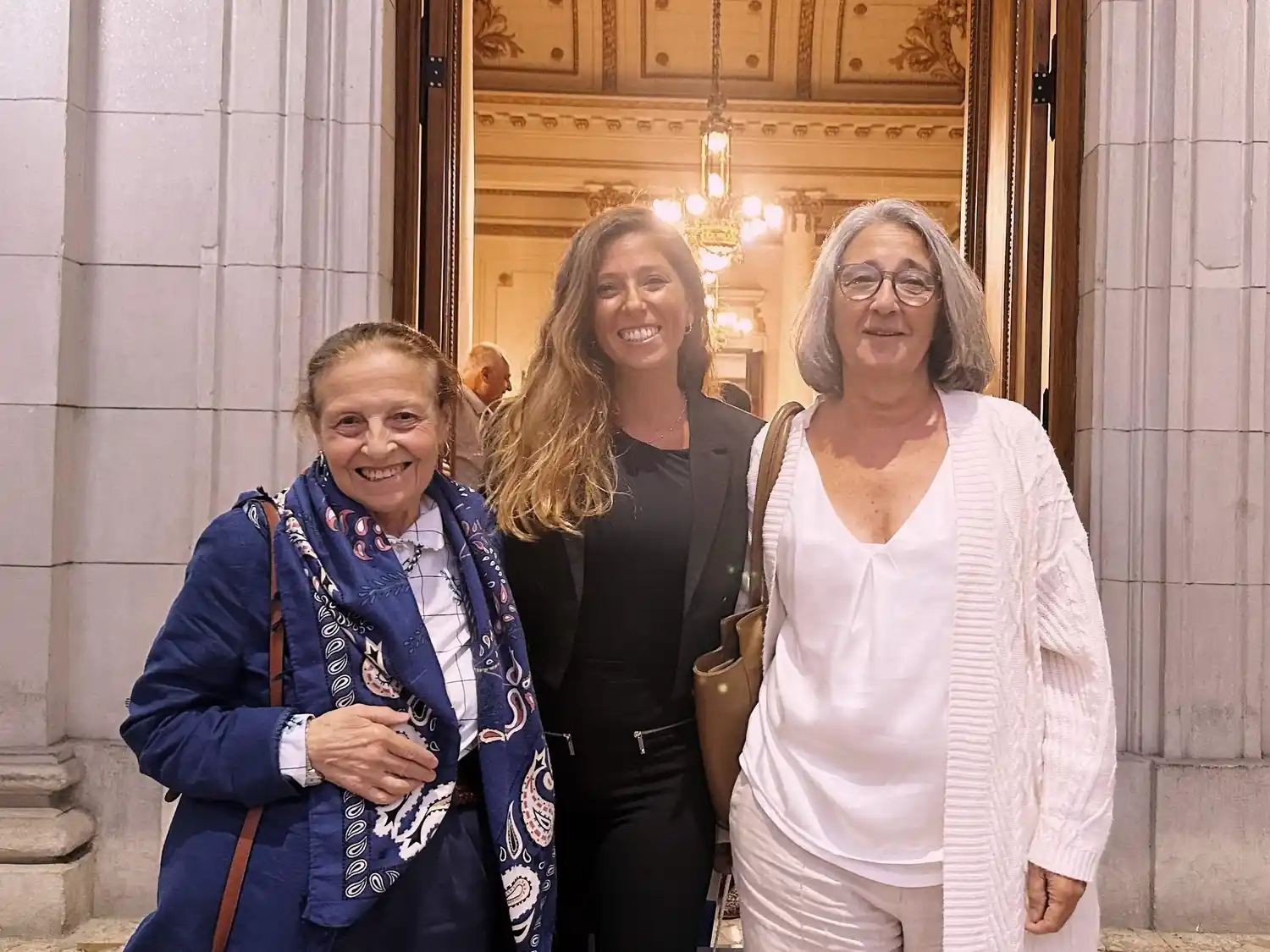 Alba Perillo y Rut Covernton junto a la diputada Sofía Galnares, tras el reconocimiento. Foto: Gentileza.