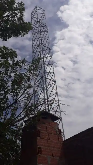 Denuncian que se está viniendo abajo una antena ilegal en la ciudad