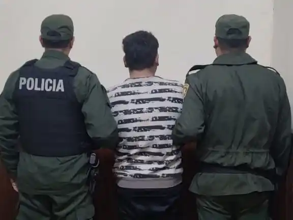 Lo sorprendieron cargando chapas robadas en el baúl del auto