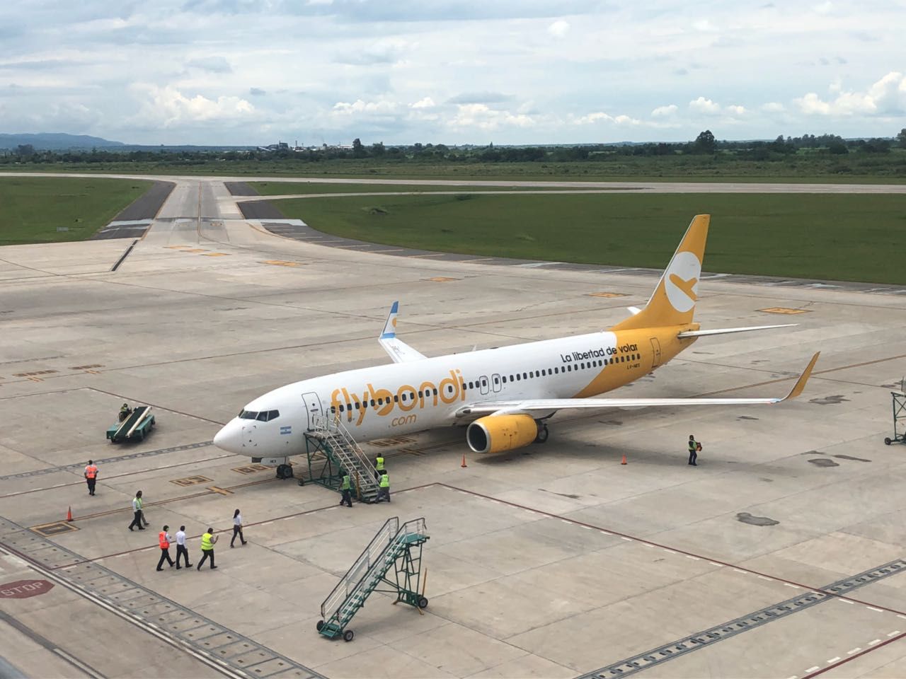 Flybondi inauguró sus vuelos entre El Palomar y Tucumán