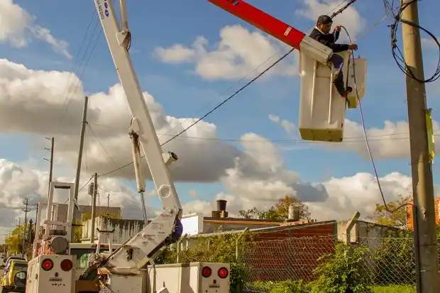 Trabajan en tendido de baja tensión y colocación de columnas 