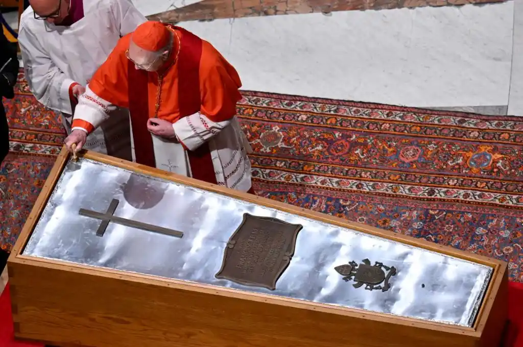 El féretro del Papa Francisco ya cerrado.