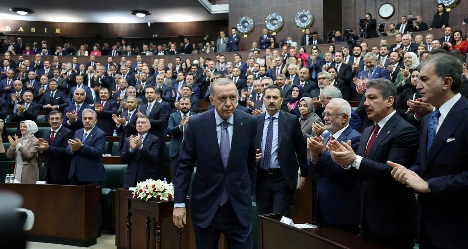 El presidente turco, Tayyip Erdogan, asiste a una reunión con miembros del parlamento. Créditos: Murat Cetinmuhurdar /Reuters