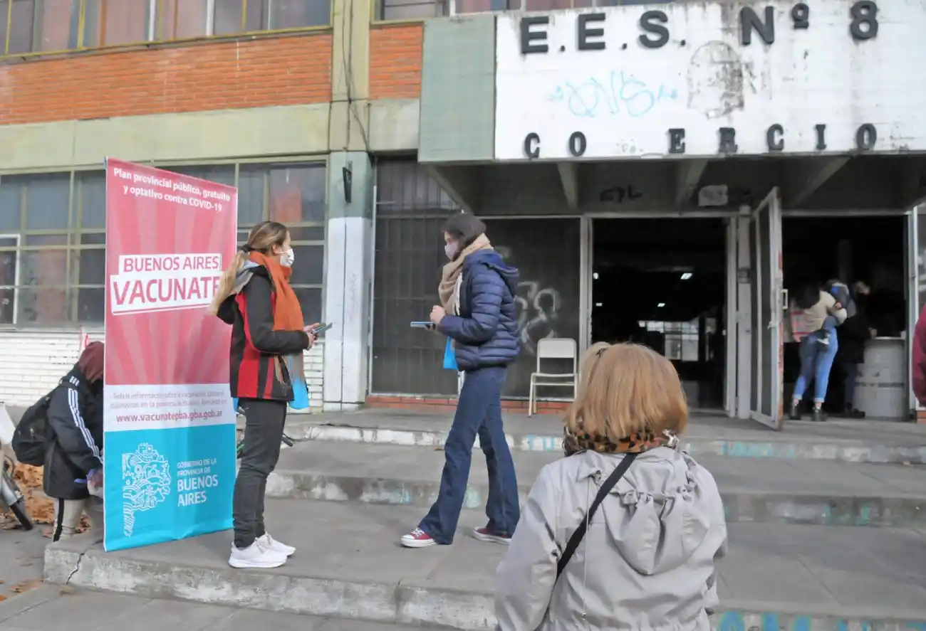 A partir de este sábado, los mayores de 50 podrán recibir la primera dosis sin turno previo