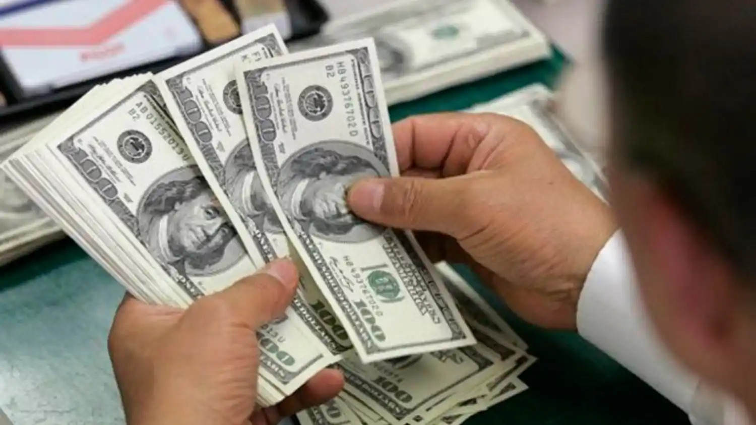 Primer día del cepo parcial: El dólar bajó cuatro pesos y cerró en $ 57